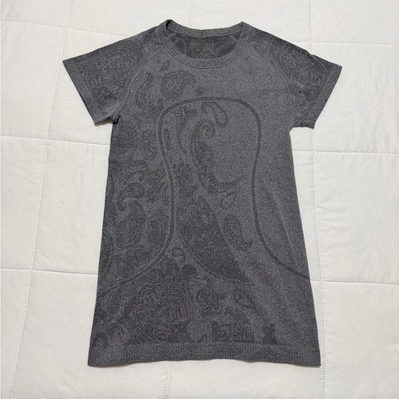 lululemon athletica Gray Short Sleeve Tee - Picture 1 of 3